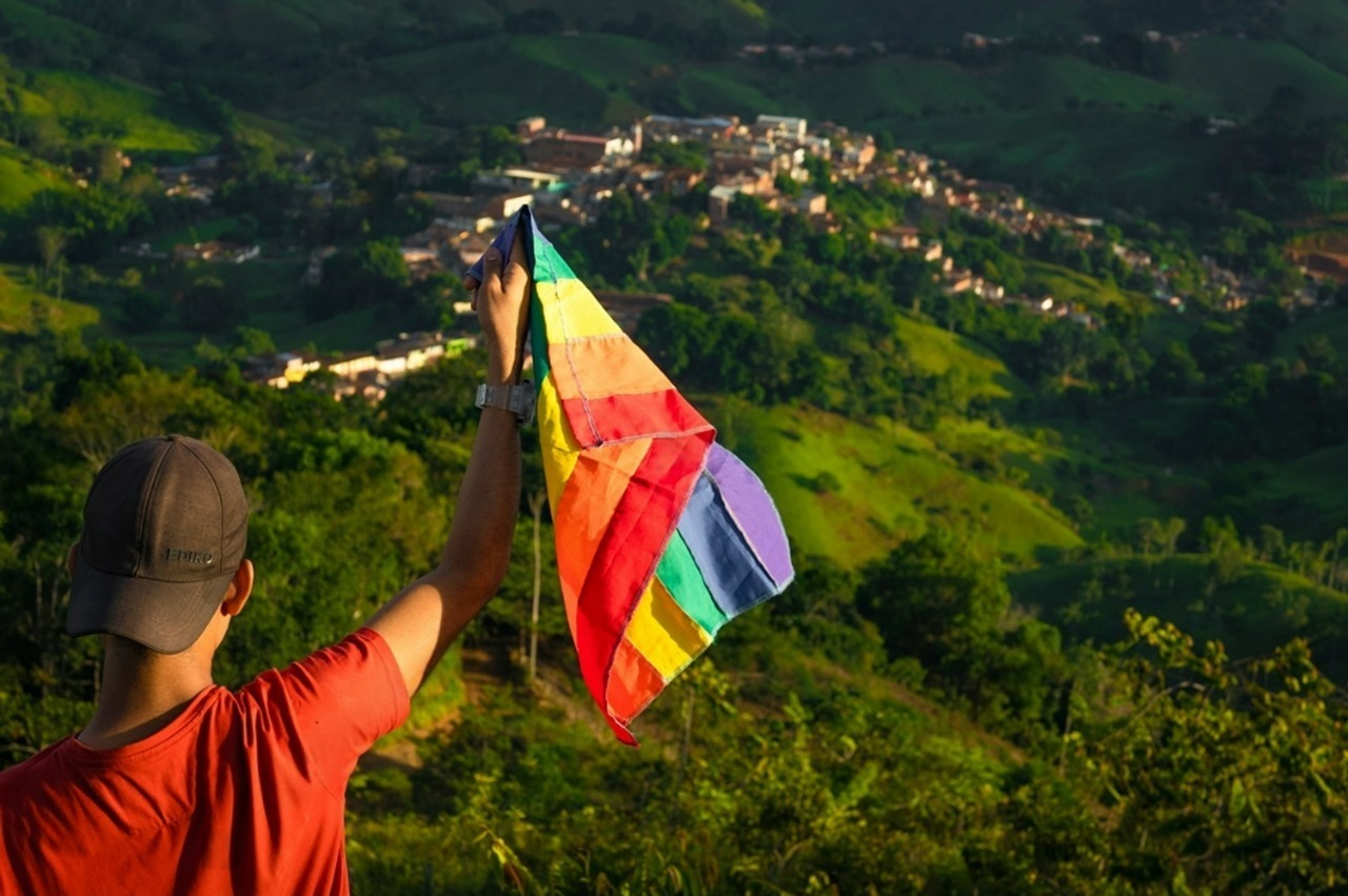 Expresión artística y colorida representando a la comunidad LGBTQ+